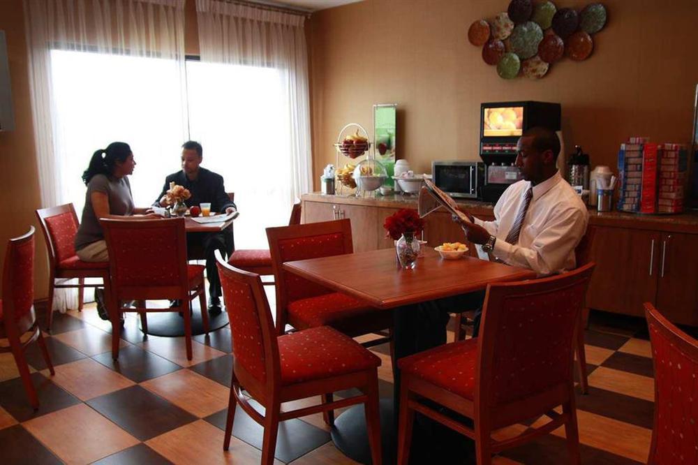 Hampton Inn Boston Logan Airport Ревере Ресторан фото