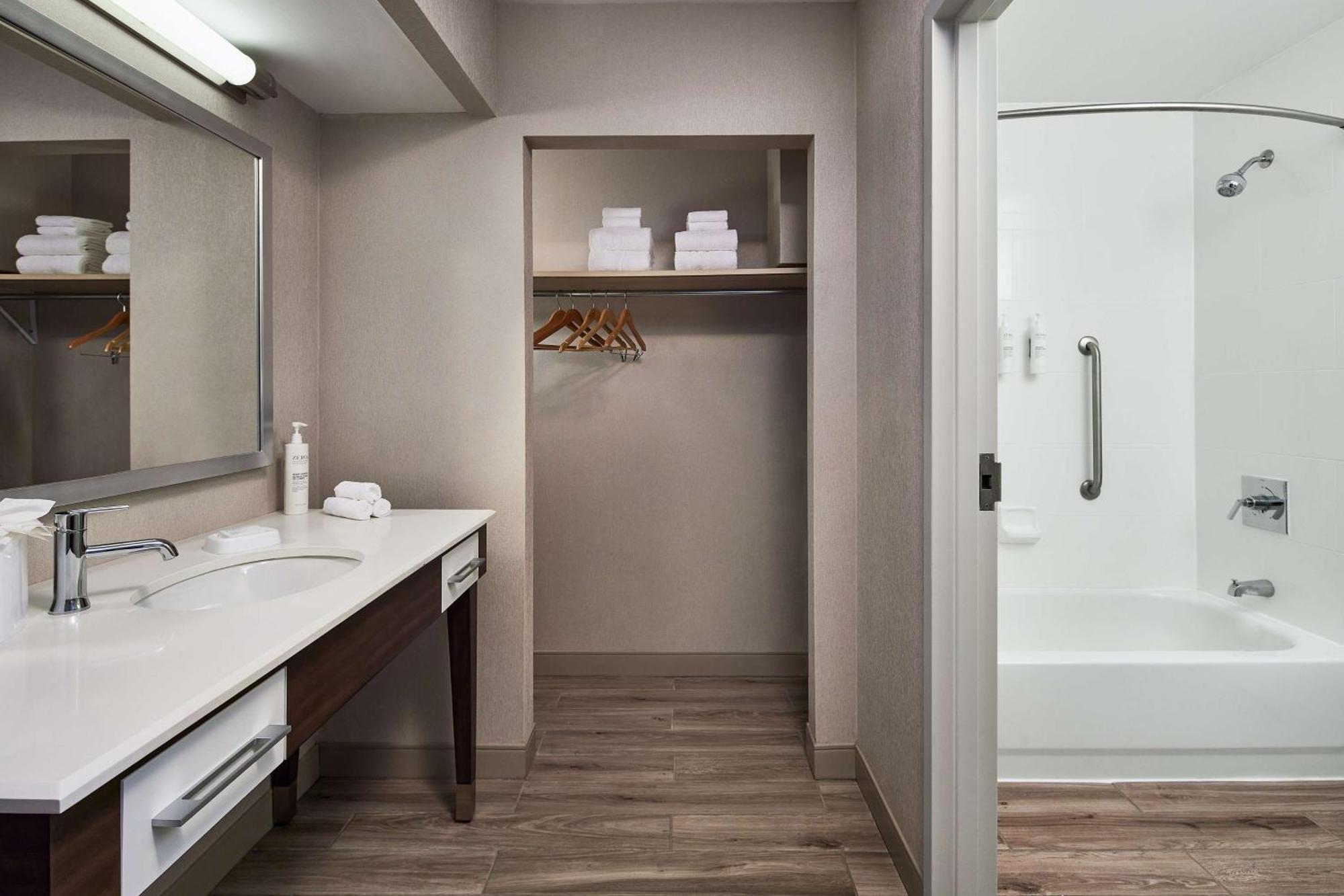 Hampton Inn Boston Logan Airport Ревере Екстер'єр фото