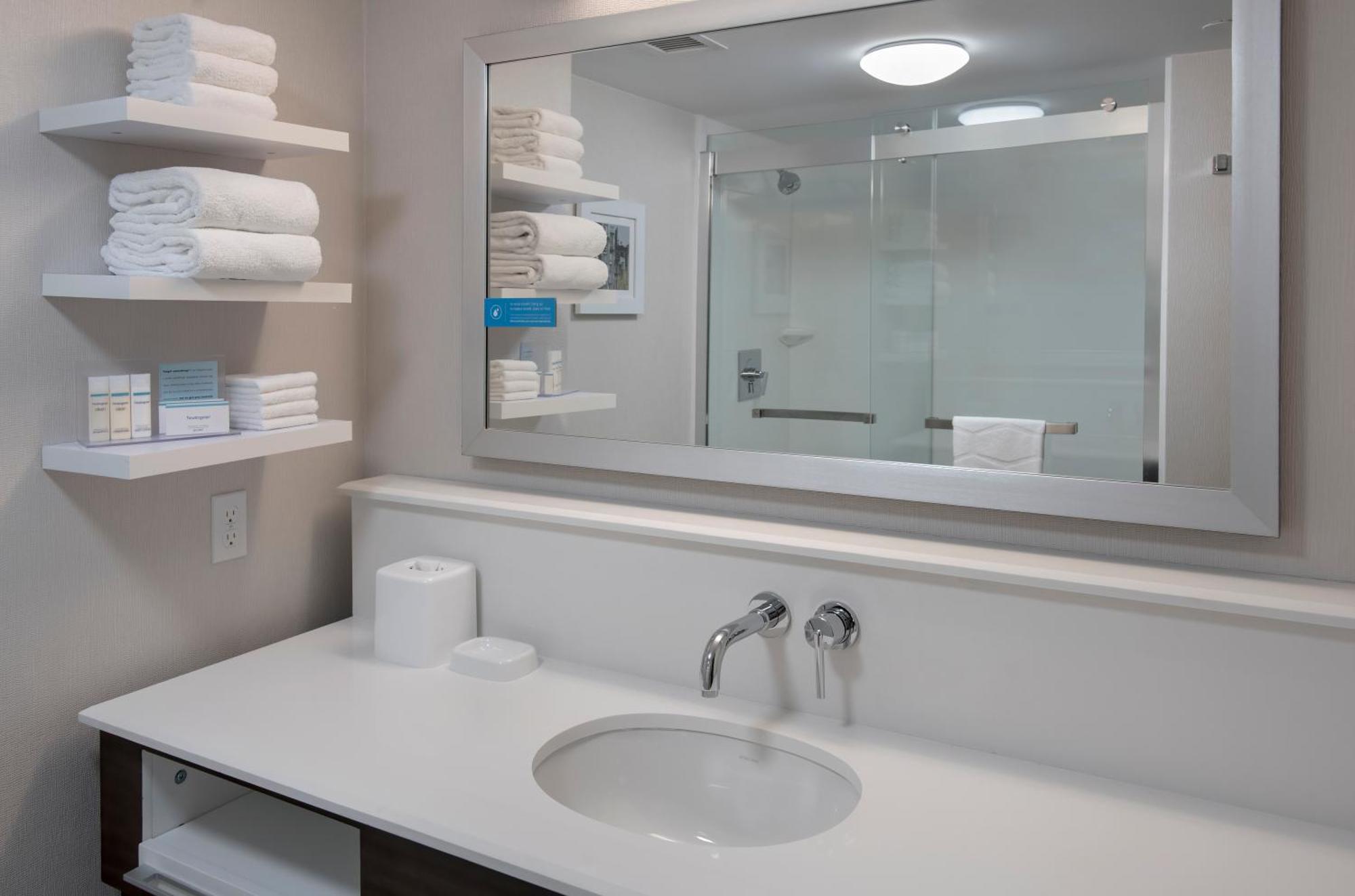 Hampton Inn Boston Logan Airport Ревере Екстер'єр фото