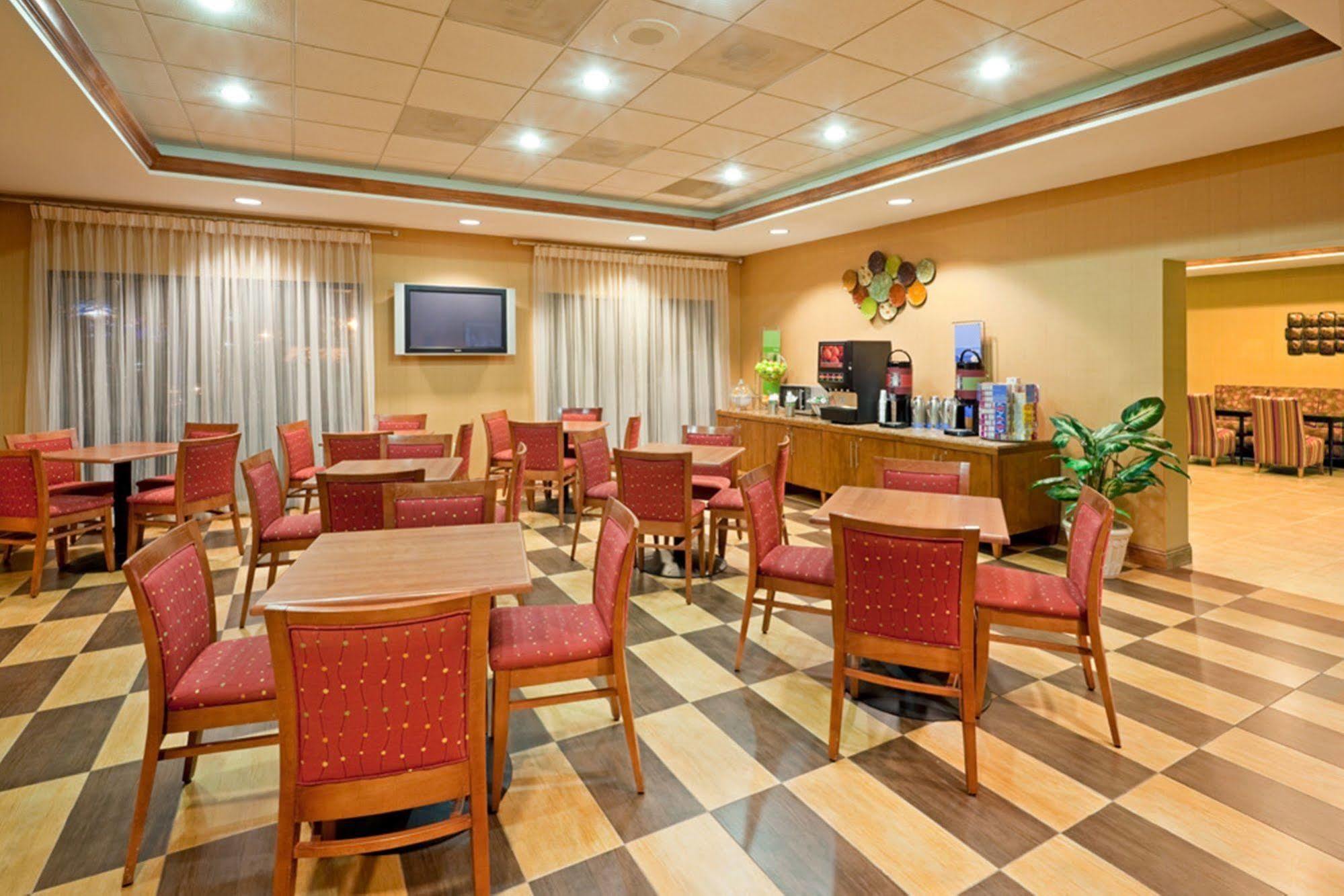 Hampton Inn Boston Logan Airport Ревере Ресторан фото