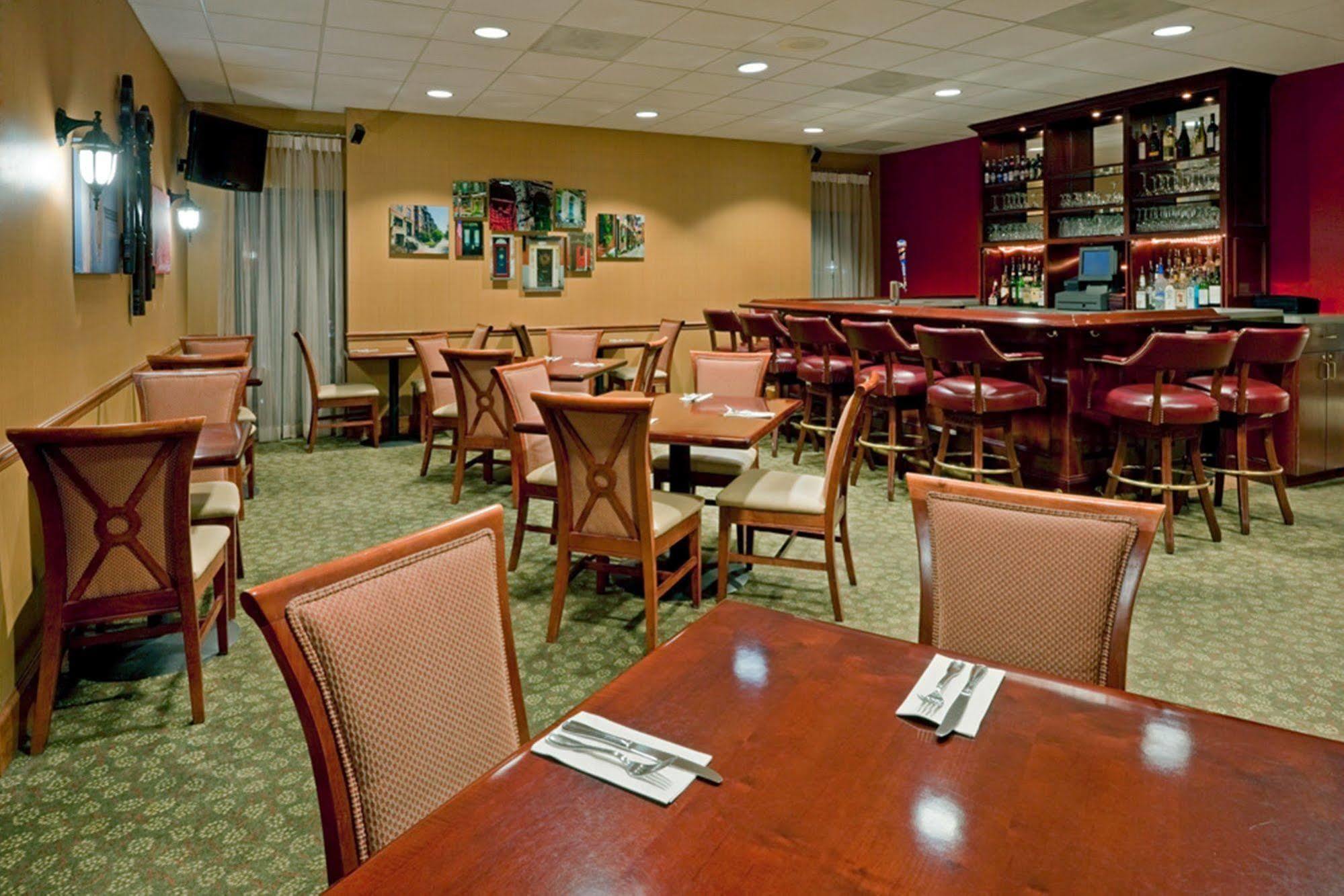 Hampton Inn Boston Logan Airport Ревере Екстер'єр фото