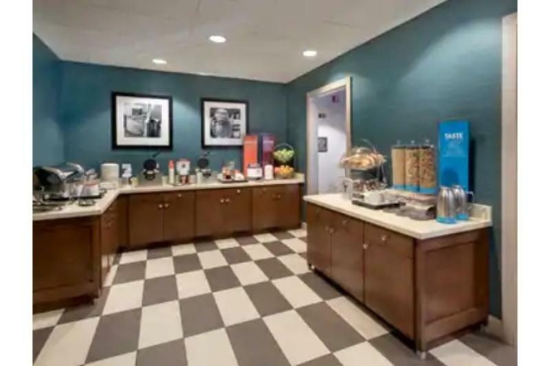 Hampton Inn Boston Logan Airport Ревере Екстер'єр фото